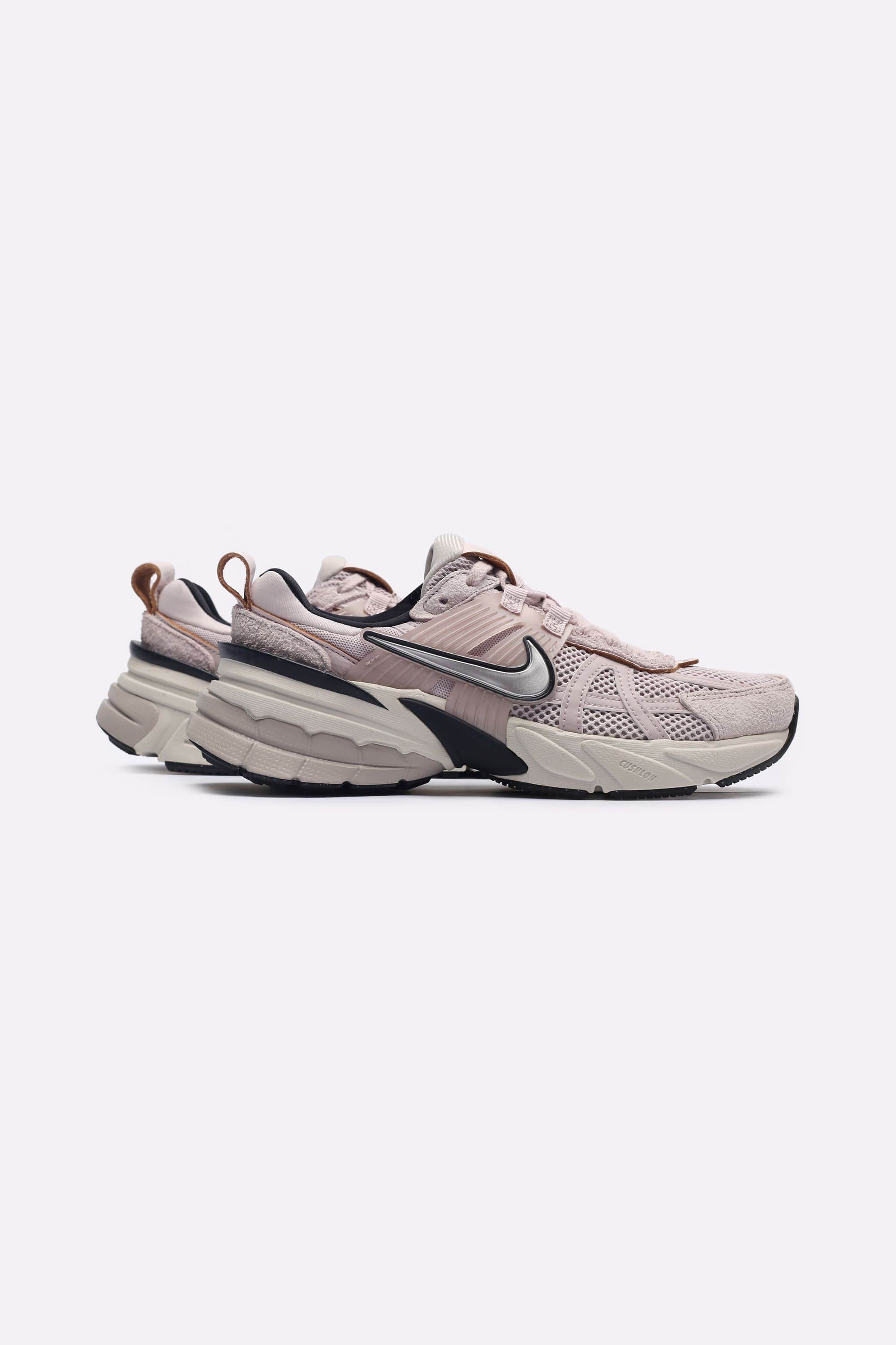 Женские кроссовки Nike WMNS V2K Run (FN6703-001)